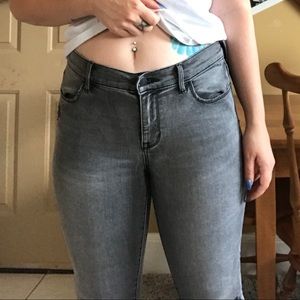 ⚡️distressed black skinny👩🏼‍🎤